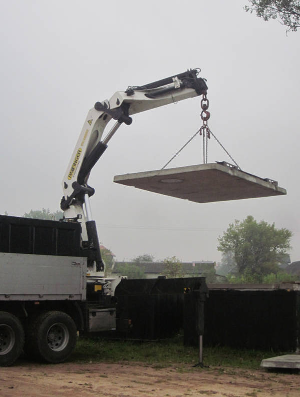 Montaż szamba przydomowego: załadunek płyty wierzchniej