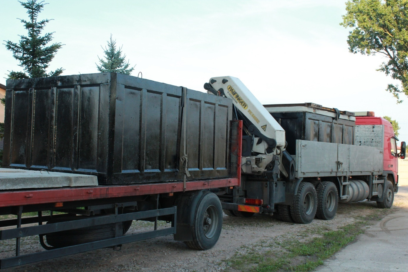 Transport szamba betonowego szmochodem ciężarowym
